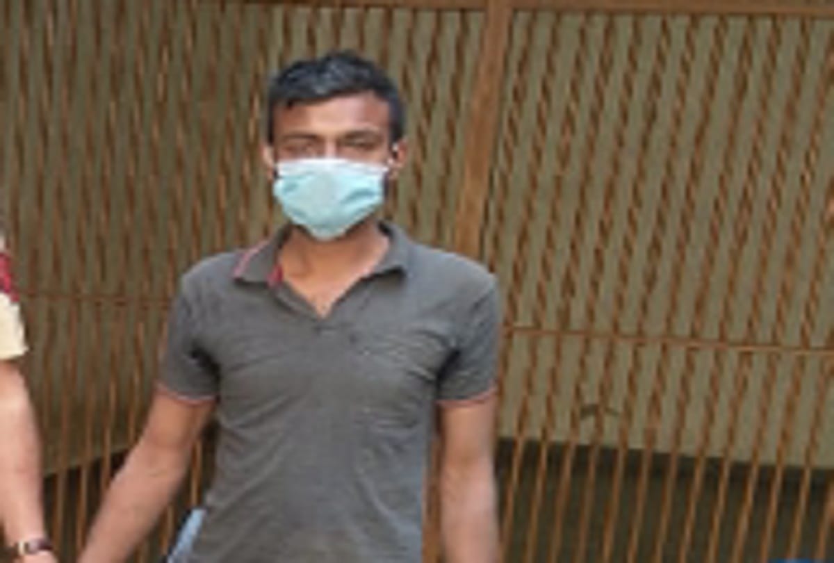 young man Angry on God, vagabond throws stones at temple in Delhi see photos
