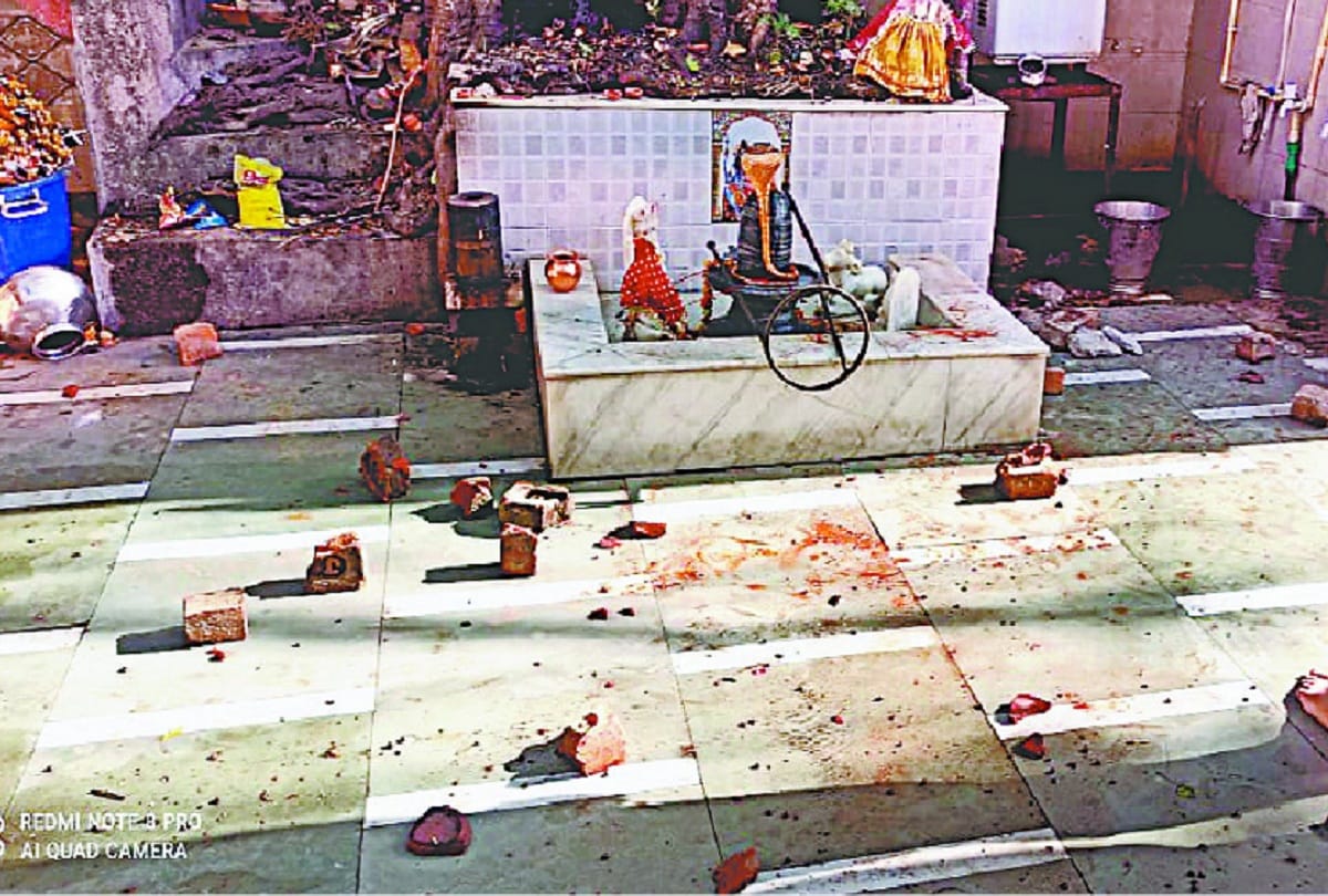 young man Angry on God, vagabond throws stones at temple in Delhi see photos