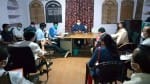 कोविड-19 ते मामलों को लेकर अधिकारियों के साथ बैठक करते जिला अधिकारी नवनीत सिंह चहल।