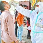 कोरोना वायरस की जांच कराते लोग