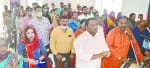 क्राइस्ट मैथोडिस्ट चर्च में  ईस्टर पर आराधना करते लोग।