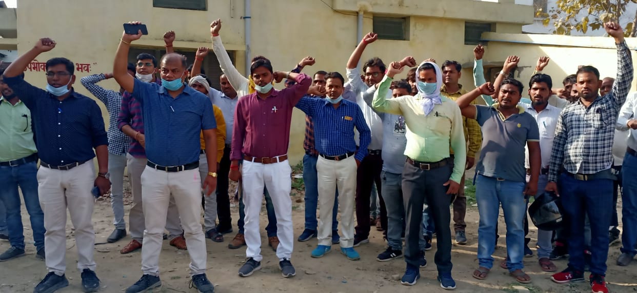 The employee who cut the connection of the defaulter was beaten and held hostage