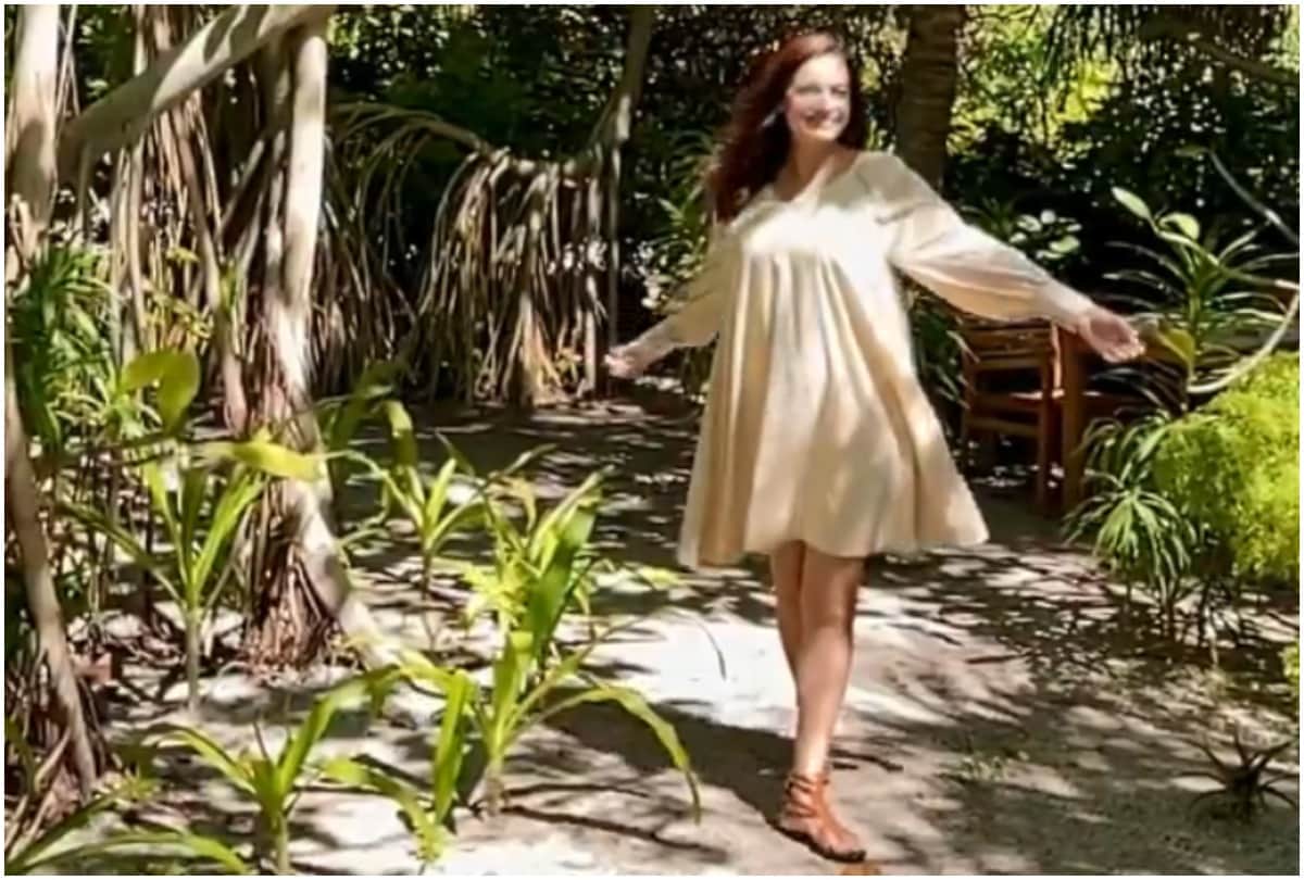 Dia Mirza Enjoy In The Sun And Actress Expecting First Child With Vaibhav Rekhi