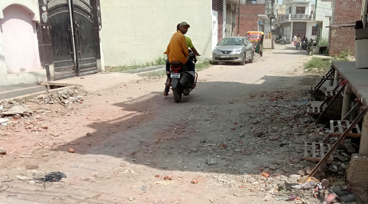 In spite of paying taxes, basic amenities are not available in Chaudhary Vihar