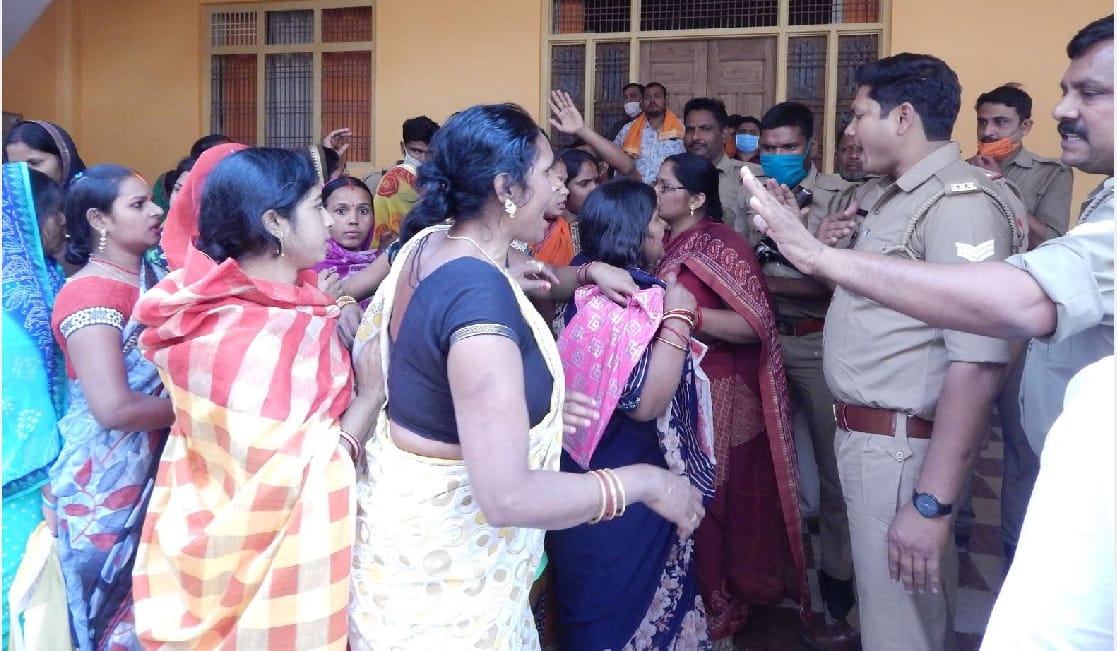 Women created a ruckus at the Minister of State's residence in Ballia