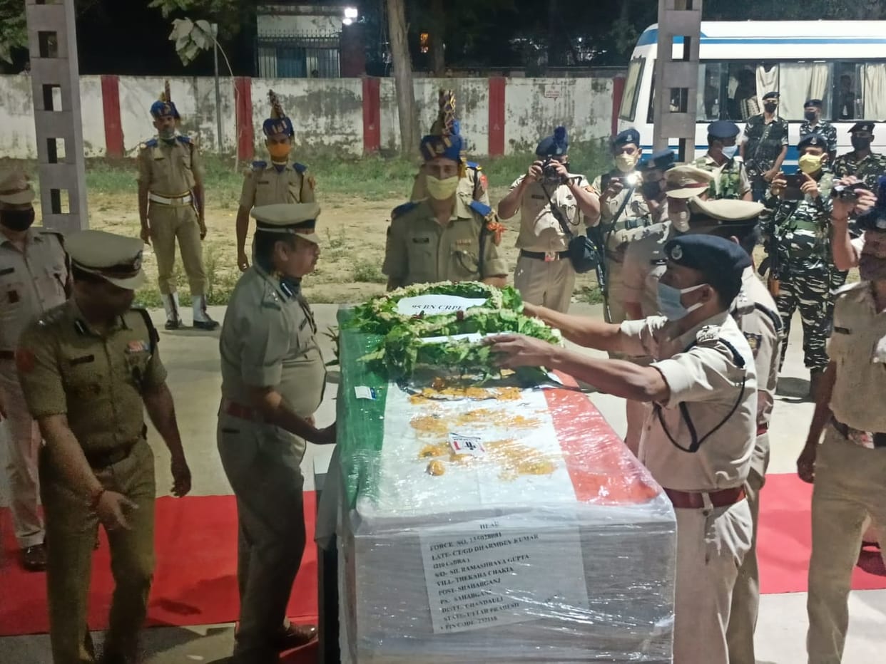 The dead body of the martyred soldier of Chandauli reached the LBS airport