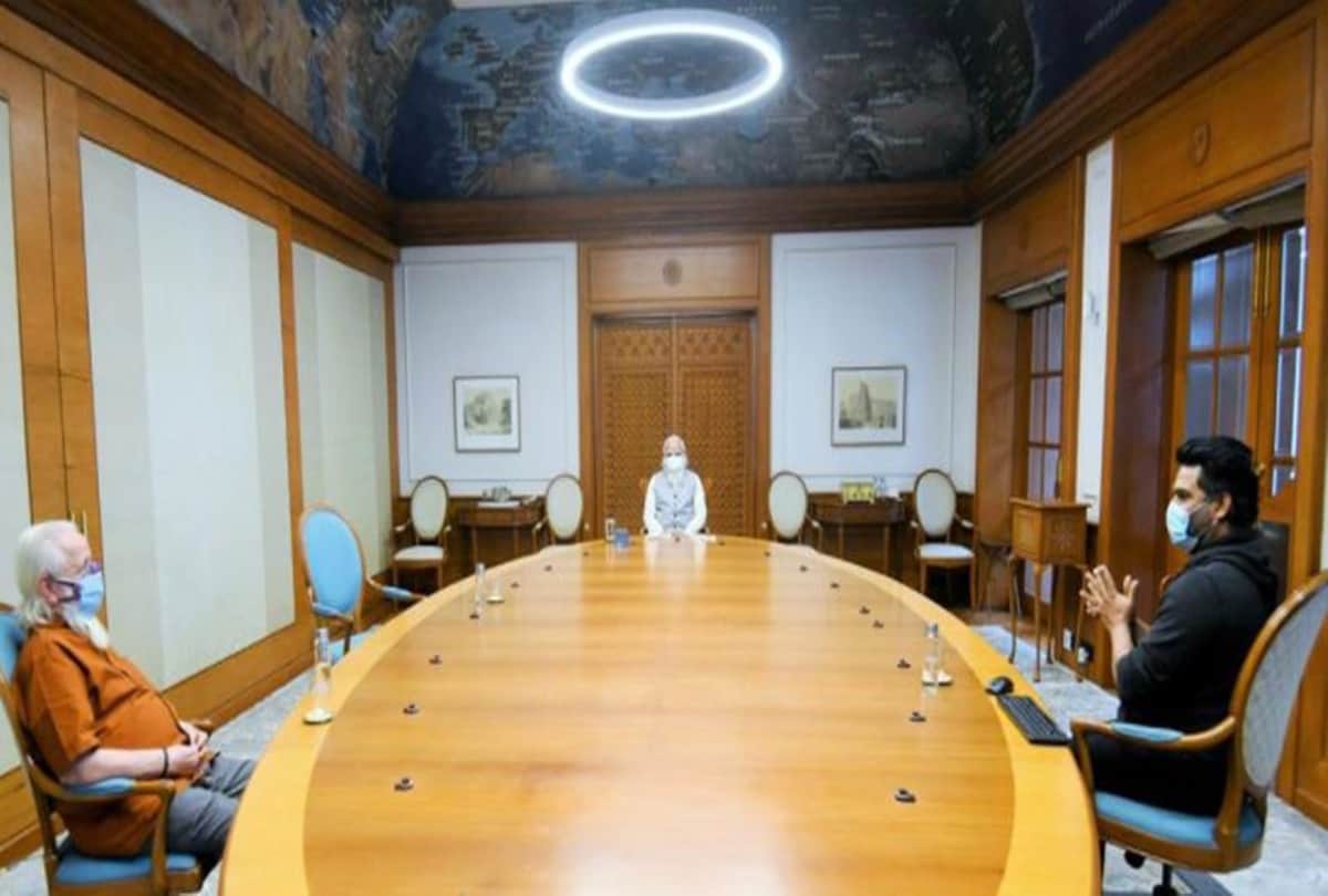 PM Modi reviews R Madhavan Rocketry trailer met actor and Nambi Narayanan