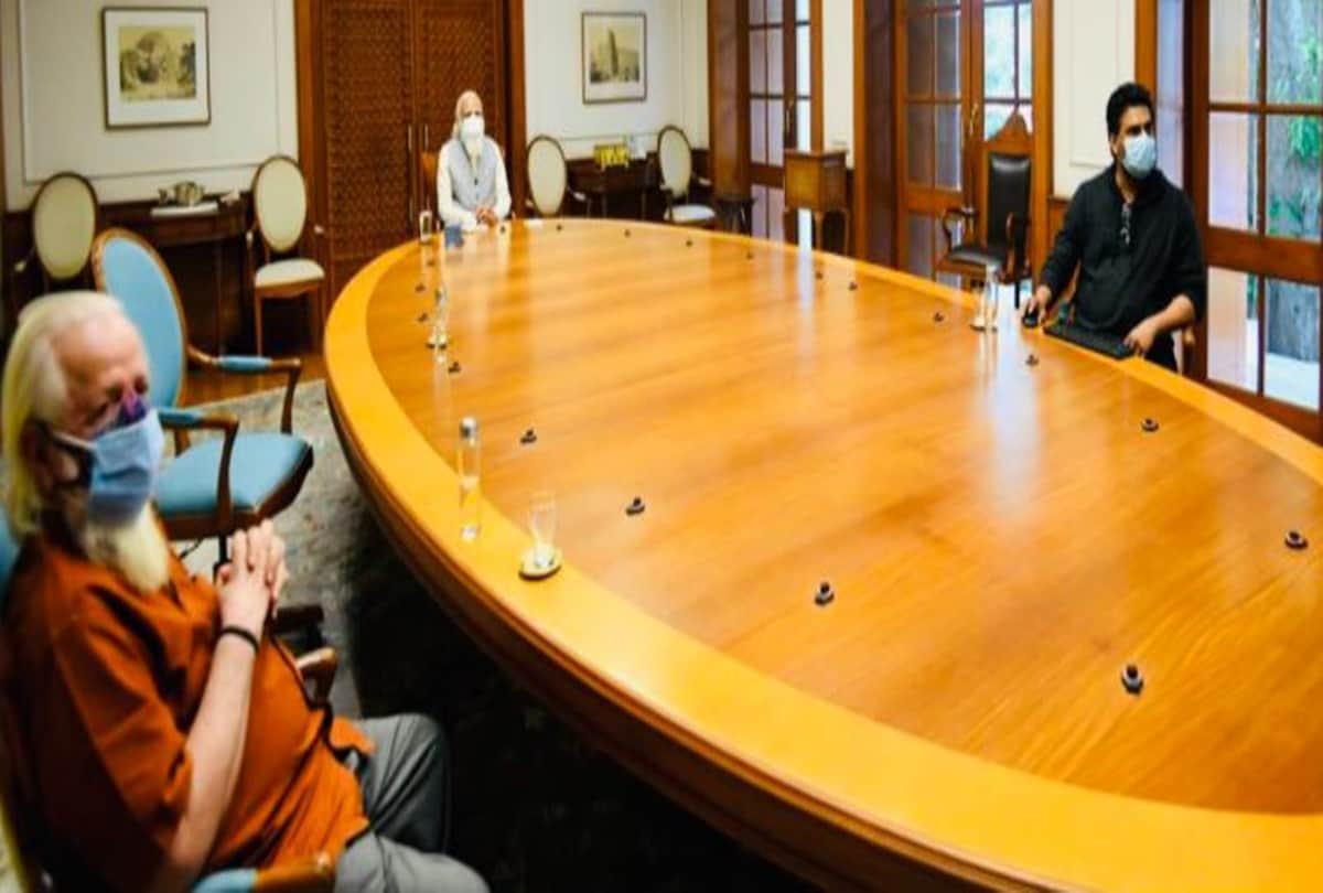 PM Modi reviews R Madhavan Rocketry trailer met actor and Nambi Narayanan