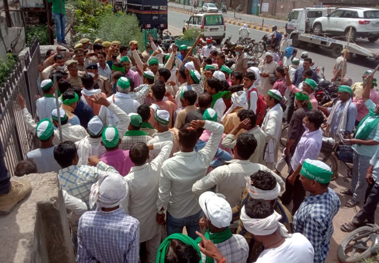Farmers lock gate of FCI godown in protest against agricultural laws