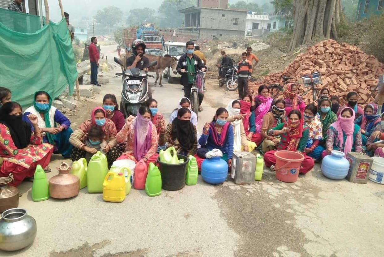 Drinking water crisis: Road jammed with empty utensils