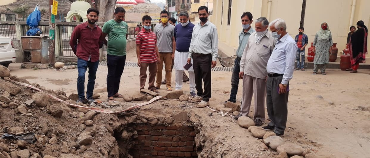 Opposition to water leakage in under-construction sewerage chamber