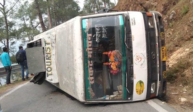 Bus from Haldwani overturned, five injured