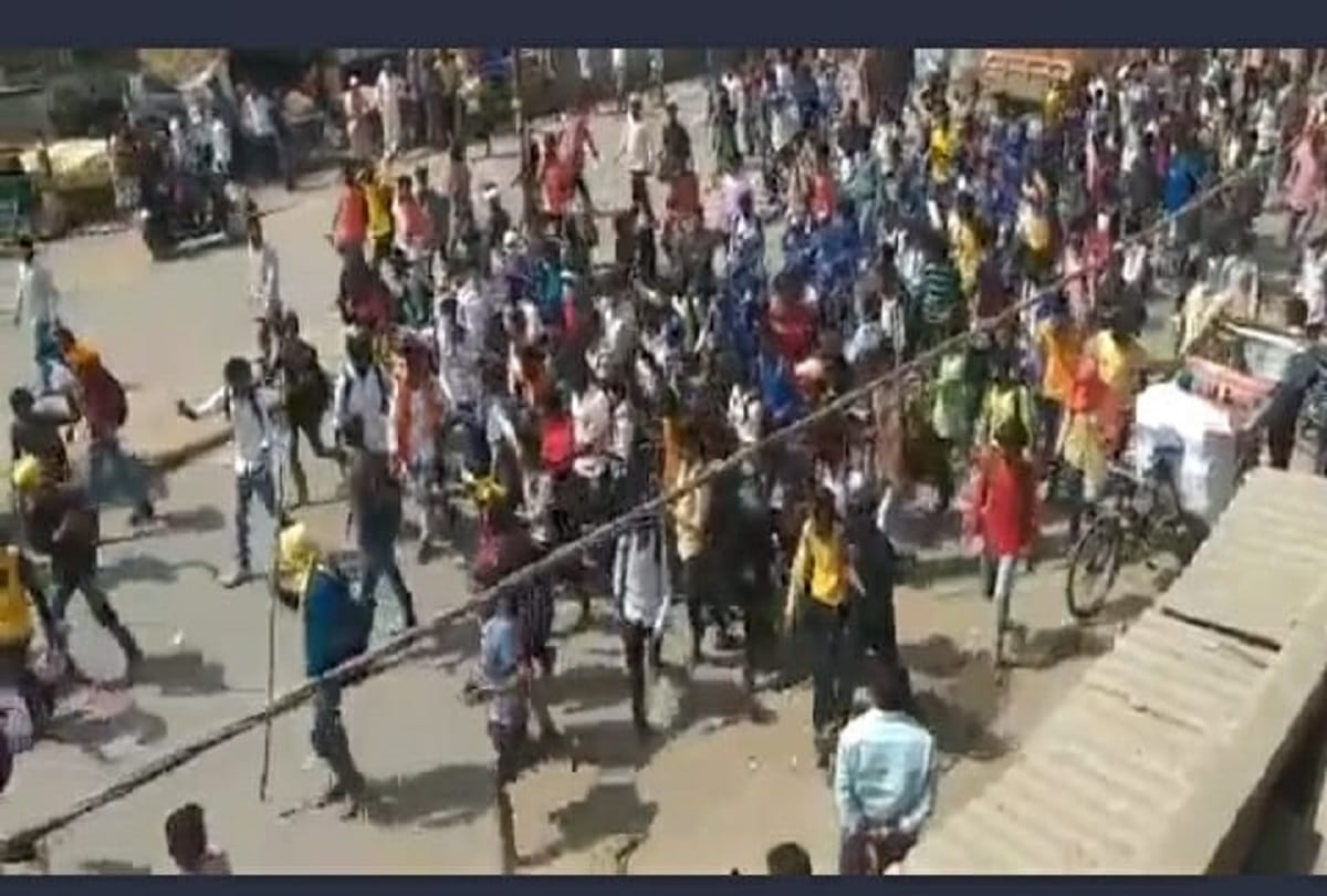 bihar sasaram coaching student created ruckus on road against school and colleges closed due to corona virus