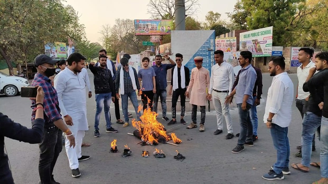 vidyarthi parisad student ne putla fooka