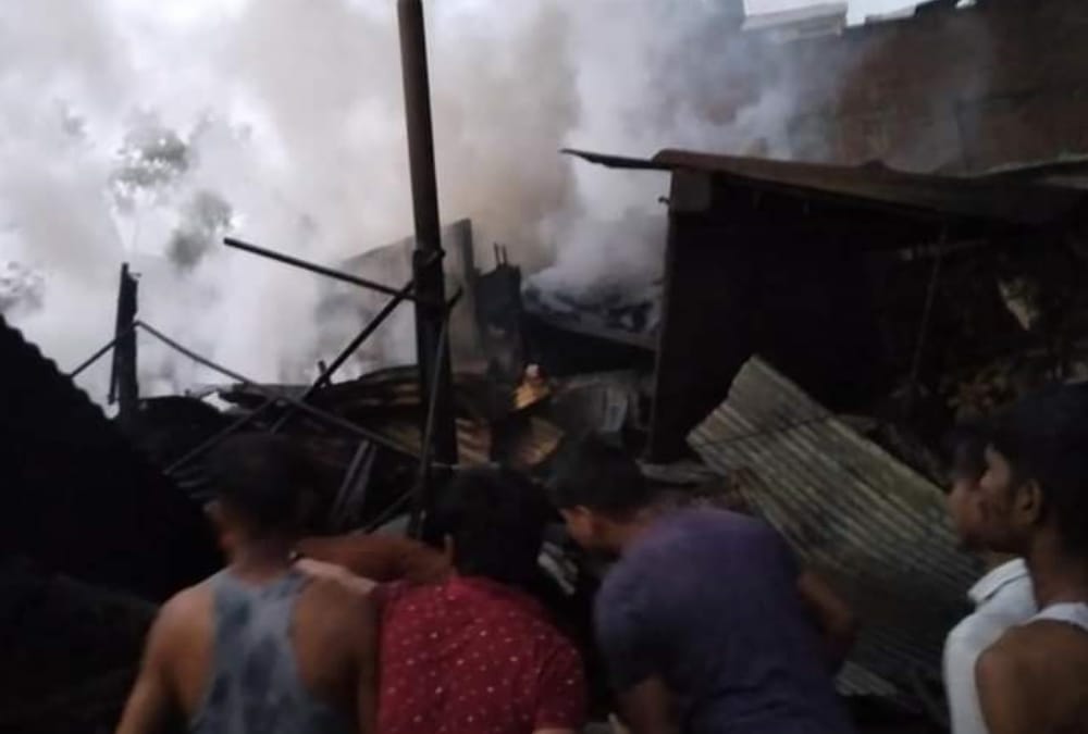 Fire broke out in a general store in itaunja in Lucknow.