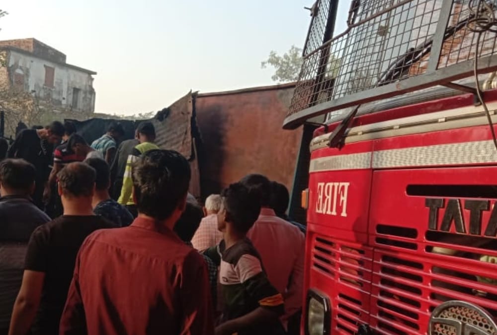 Fire broke out in a general store in itaunja in Lucknow.