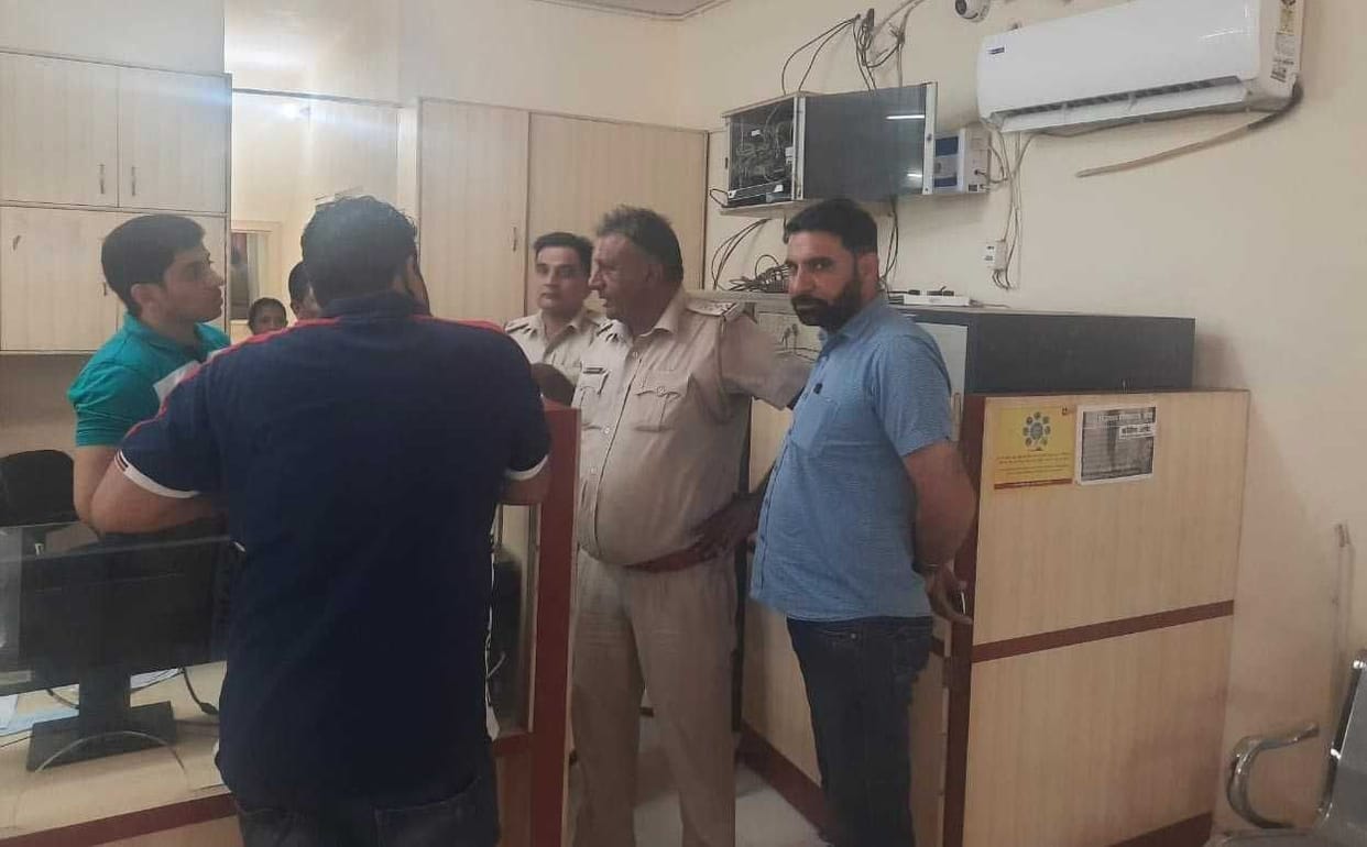 Kidnapped bank manager and deputy manager in broad daylight, left with 7 lakh ransom