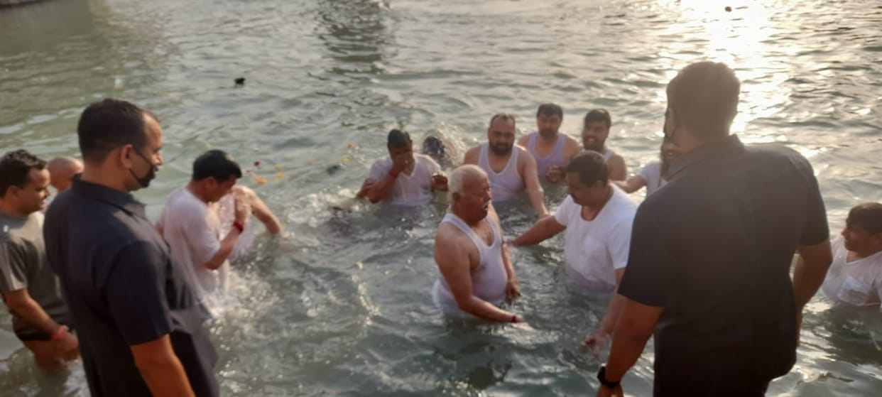 haridwar news :  rss chief mohan bhagwat took bath in river ganga