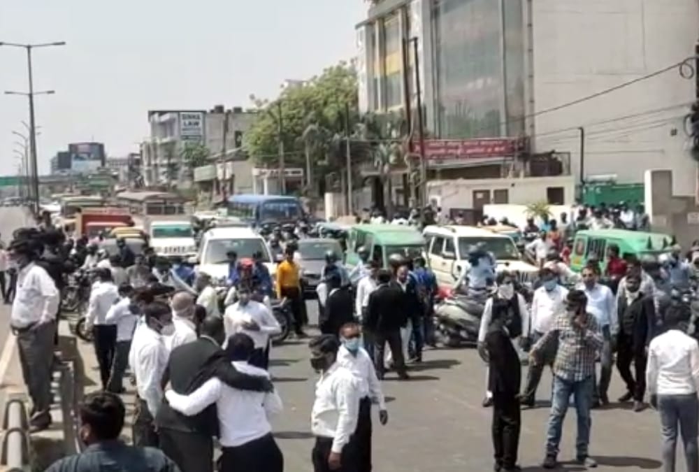 Lawyers protest to open the court.