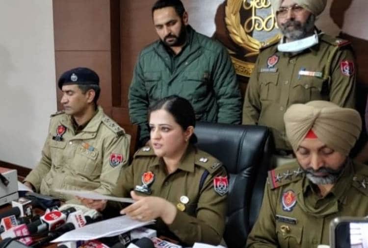 Police Busted Fraud Gang Who Provide Fake Degrees And Certificates   in Mohali of Punjab