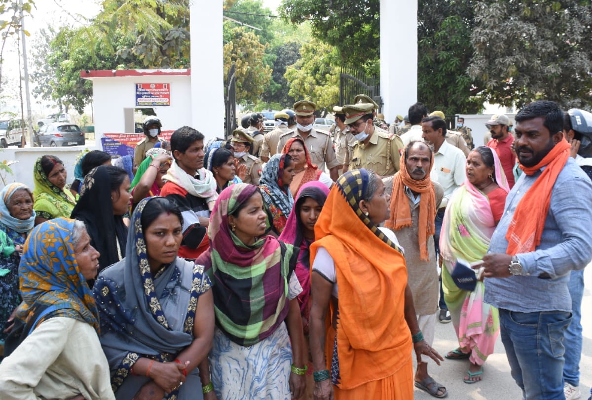 Villagers protest against gangster action in Siddharth nagar