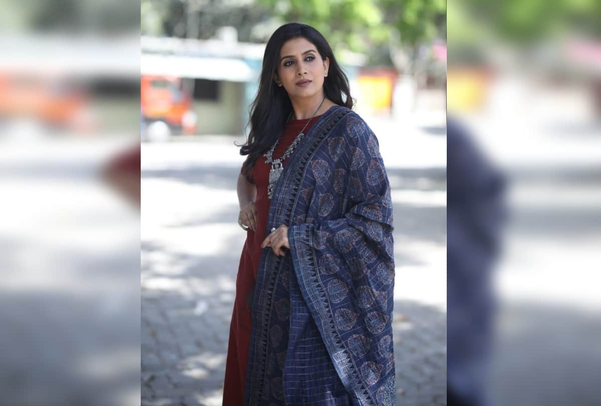 dil chahta hai actress sonali kulkarni will host crime patrol in place of anup soni
