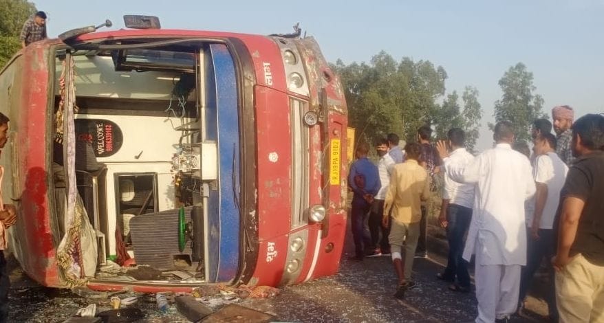 Uncontrolled bus overturned, 20 workers injured