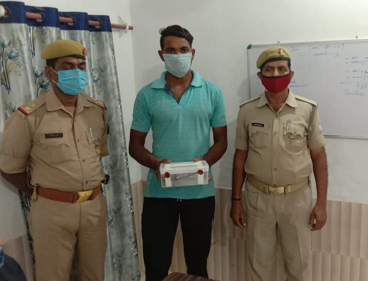 Police arrested man with gun and cartridge checking operation in varanasi