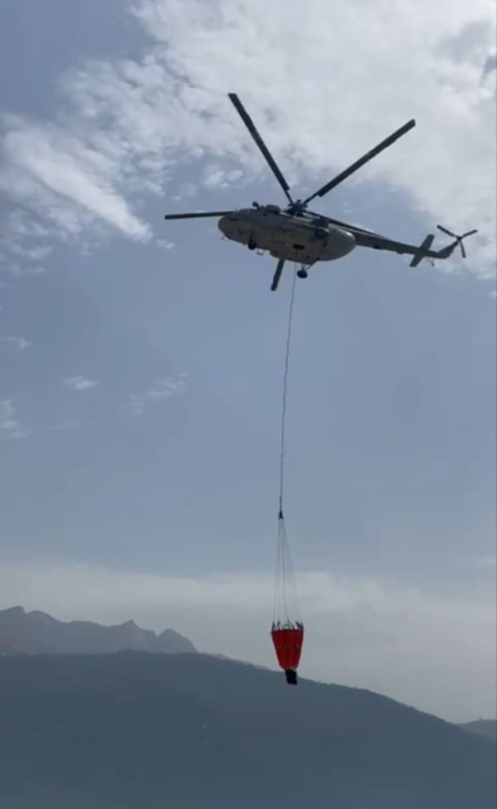 Uttarakhand News: Air Force MI 17 Helicopter extinguish forest fire Today