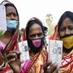 मतदान केंद्र पर महिलाएं