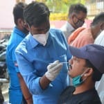 मंडलीय चिकित्सालय में कोरोना जांच करते कर्मचारी।