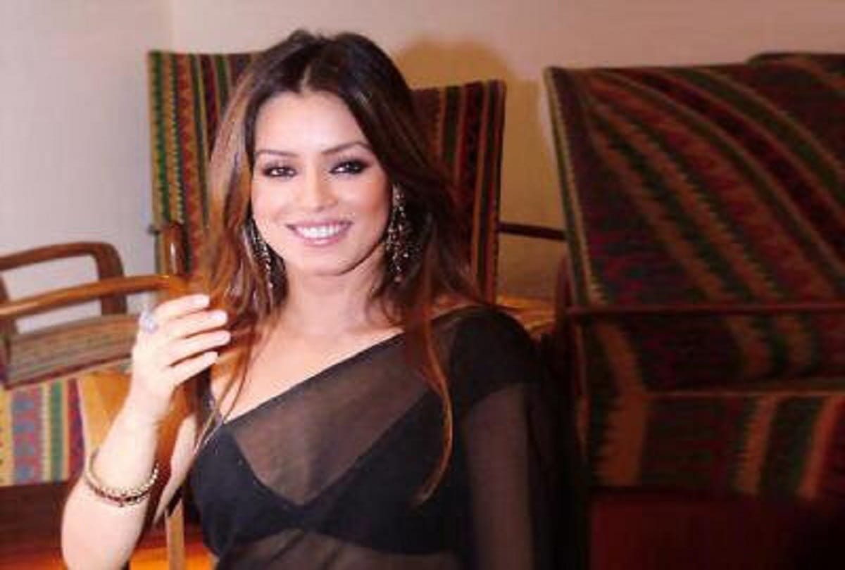 Mahima Chaudhry spotted with her daughter Ariana pose for shutterbugs