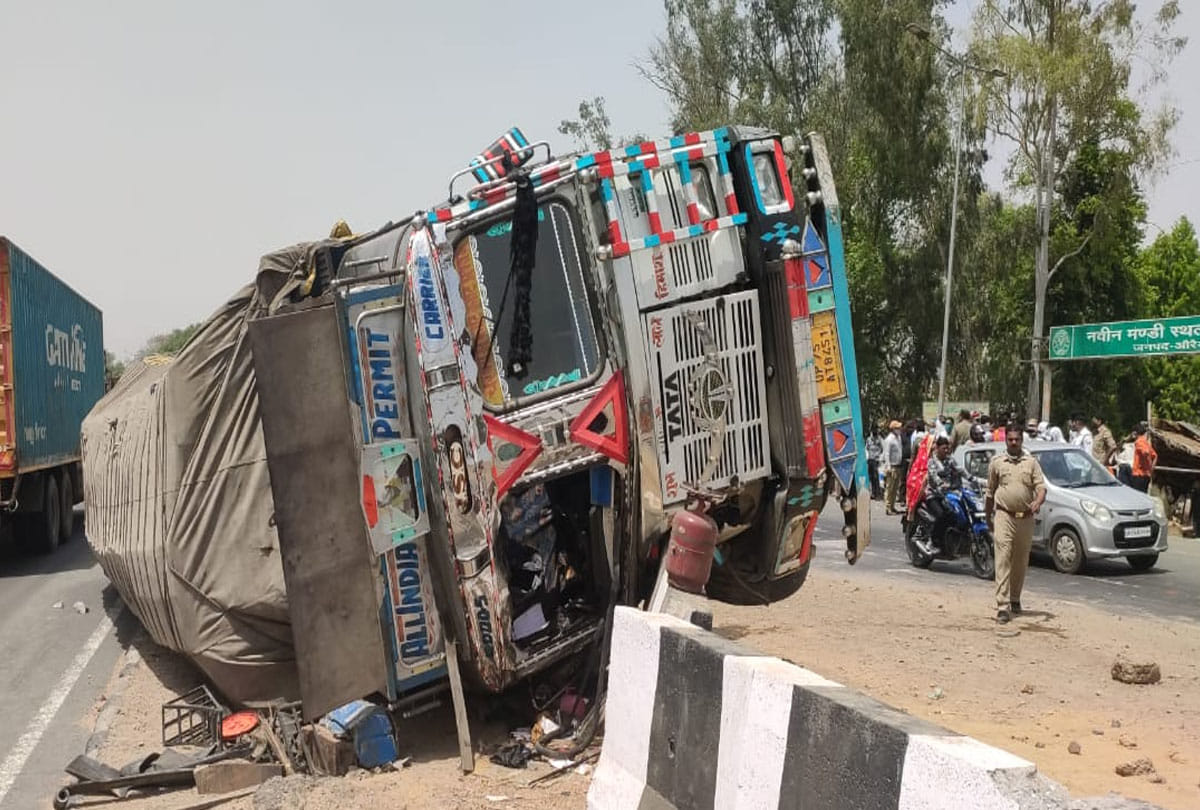 road accident in auraiya, four people injured