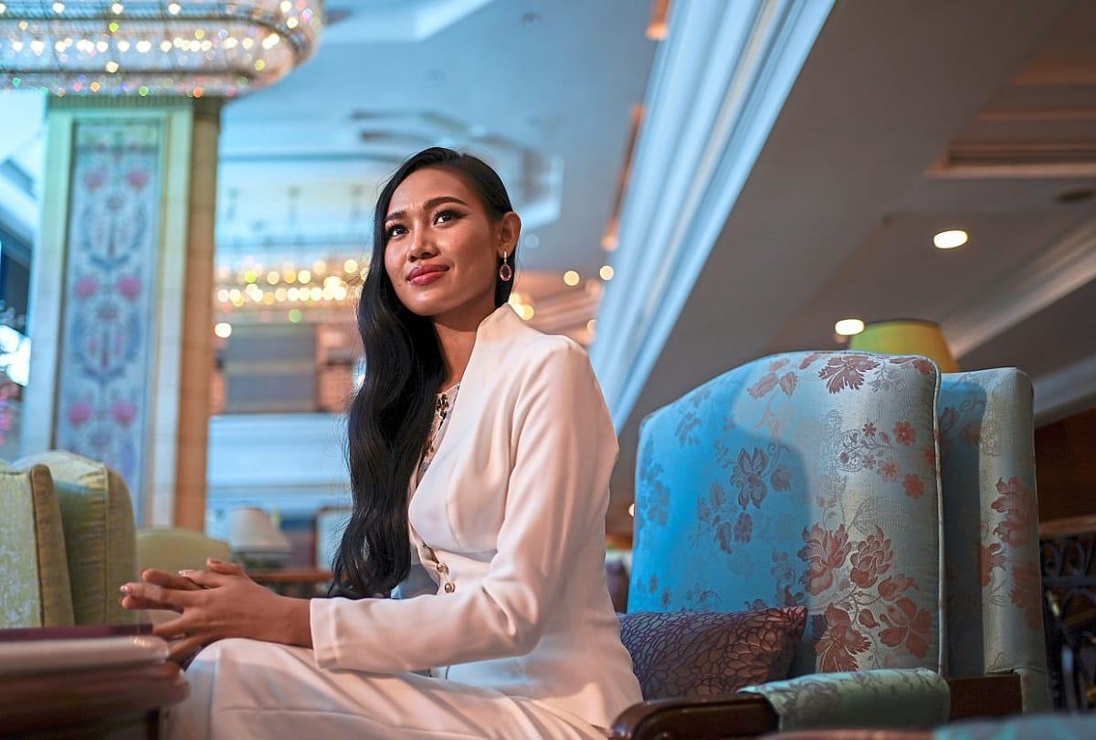 myanmar coupe 22 year old beauty queen asked help for her country accused military during pageant