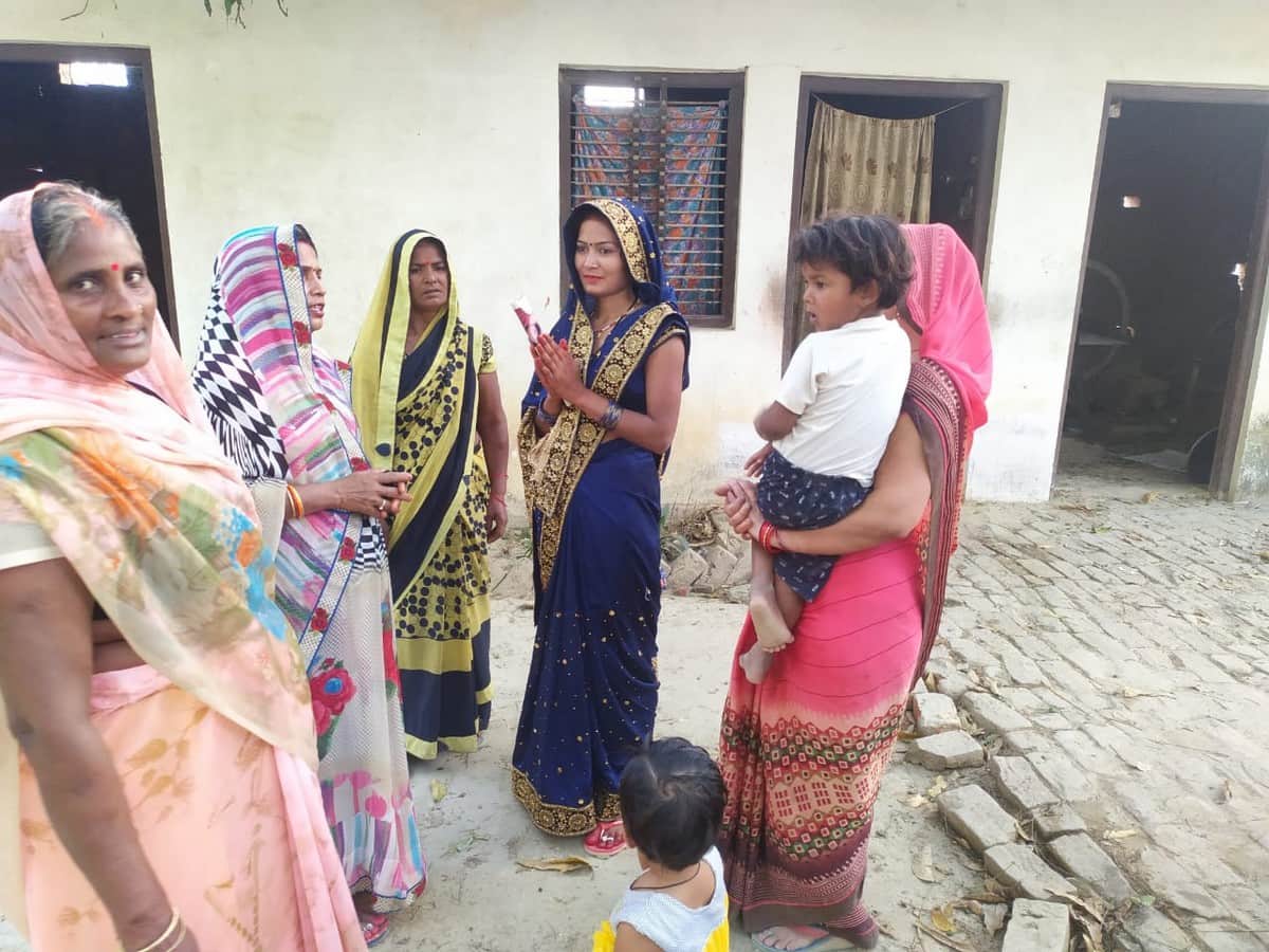 UP panchayat elections 2021: newly bride contest panchayat chunav asking for votes muh dikhayi in jaunpur