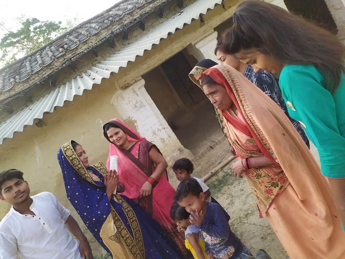 UP panchayat elections 2021: newly bride contest panchayat chunav asking for votes muh dikhayi in jaunpur
