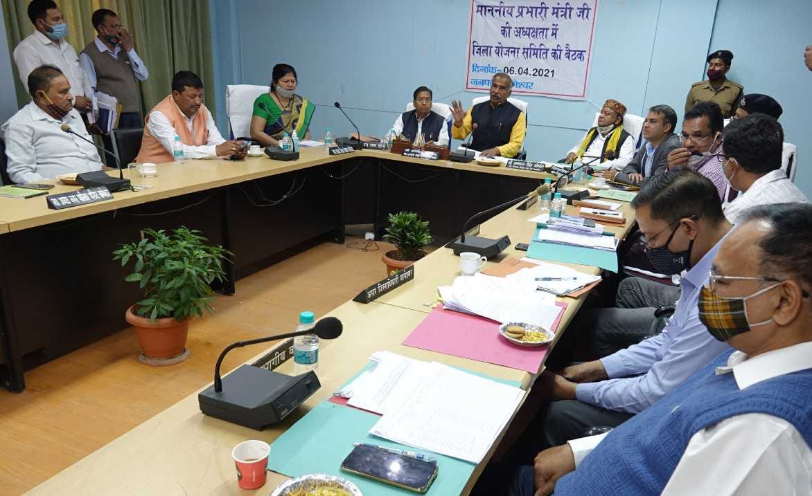 Achieve 100% target in schemes: Pandey