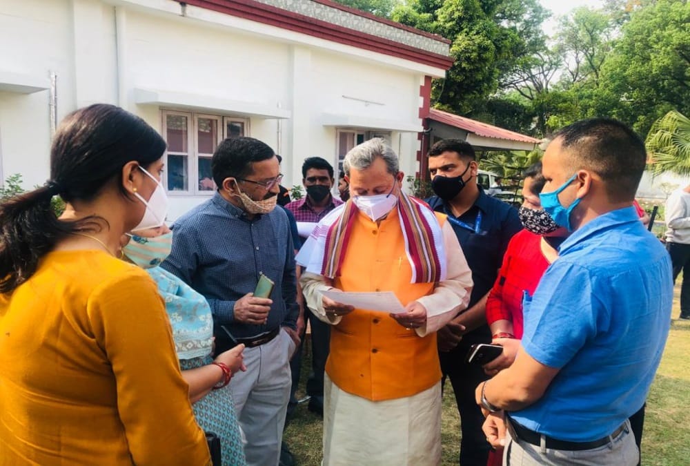 Uttarakhand CM Tirath Singh Rawat Traveling from Innova leaving bullet proof Fortuner