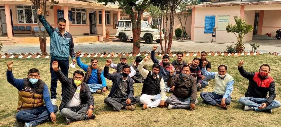 Ministerial employees boycott work for two hours
