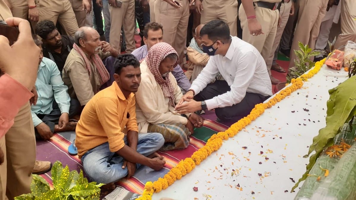 Bijapur naxal attack: Family stopped Martyr funeral demanding cm yogi to come here in chandauli