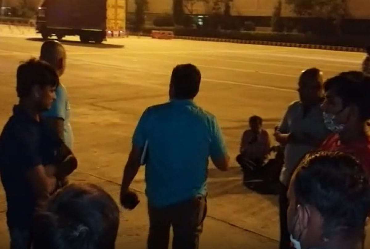 yamuna expressway news: miscreants looted passengers in a moving bus in mathura