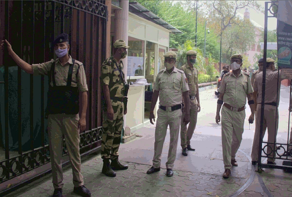 Unclaimed polythene found at some distance from Parliament In delhi