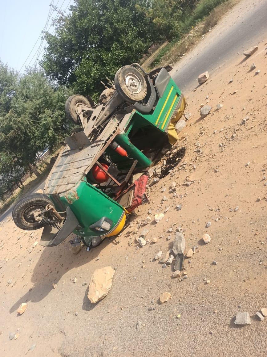 Dumper driver absconding throwing stones on road, three injured
