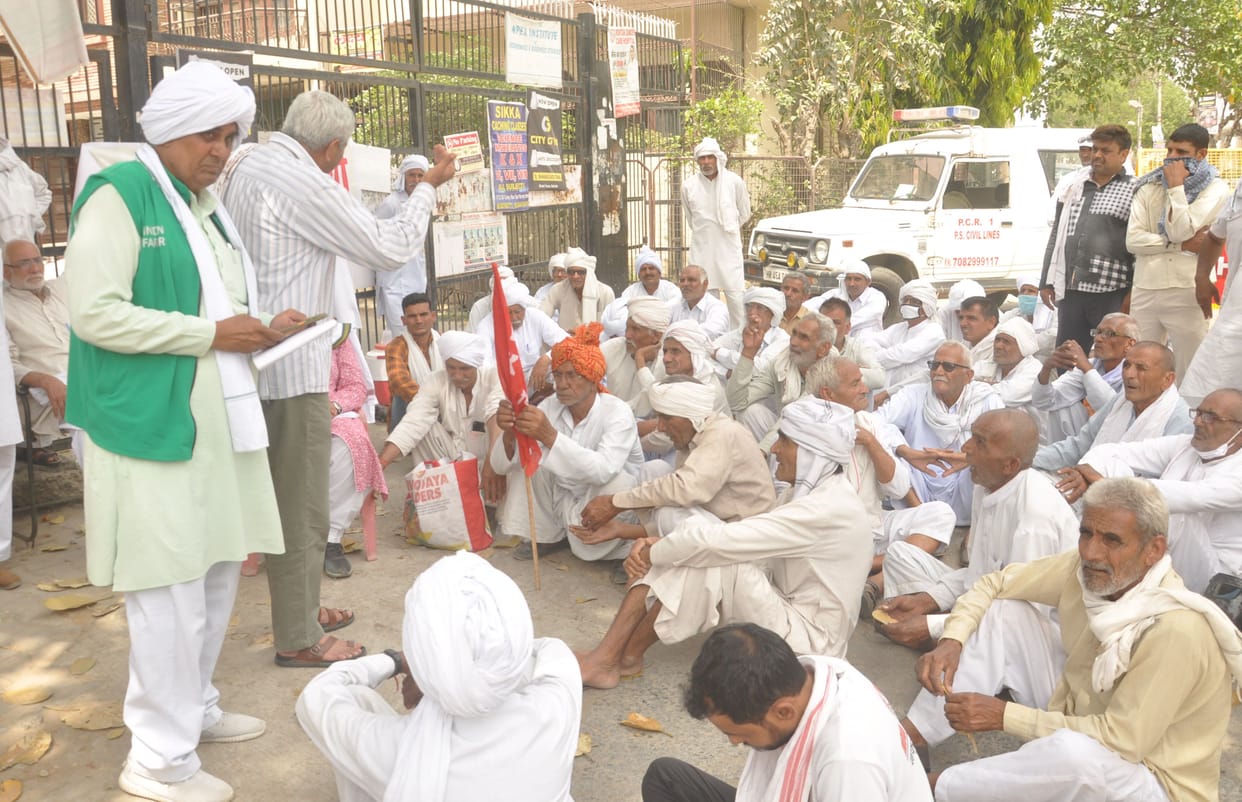 Farmers encircle the FCI office