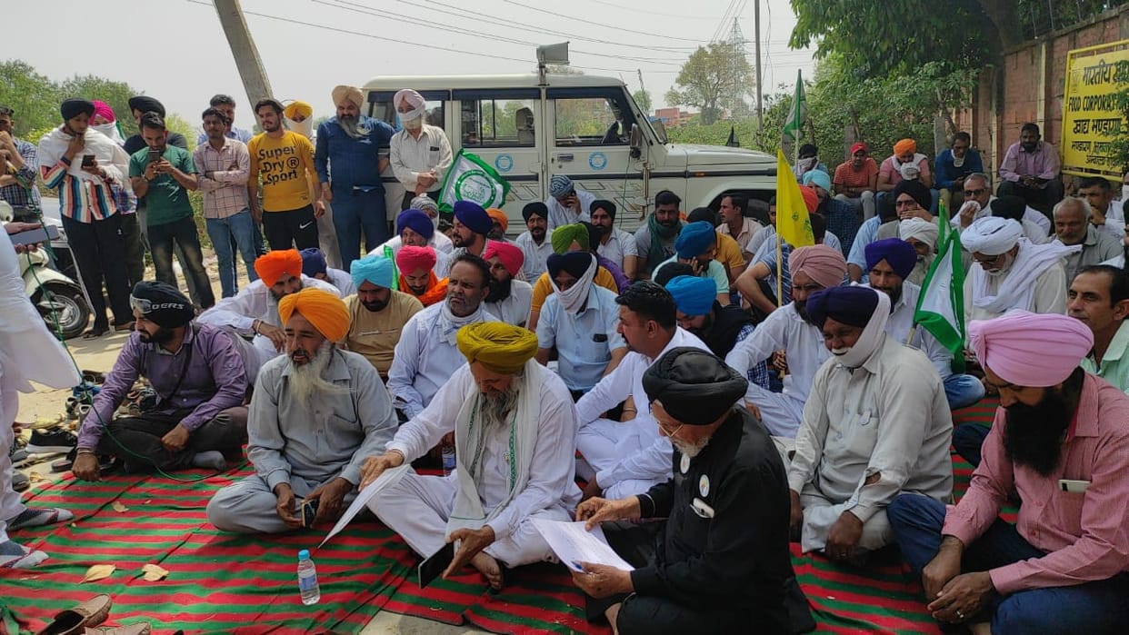 Farmers sitting on strike outside Nanhera FCI