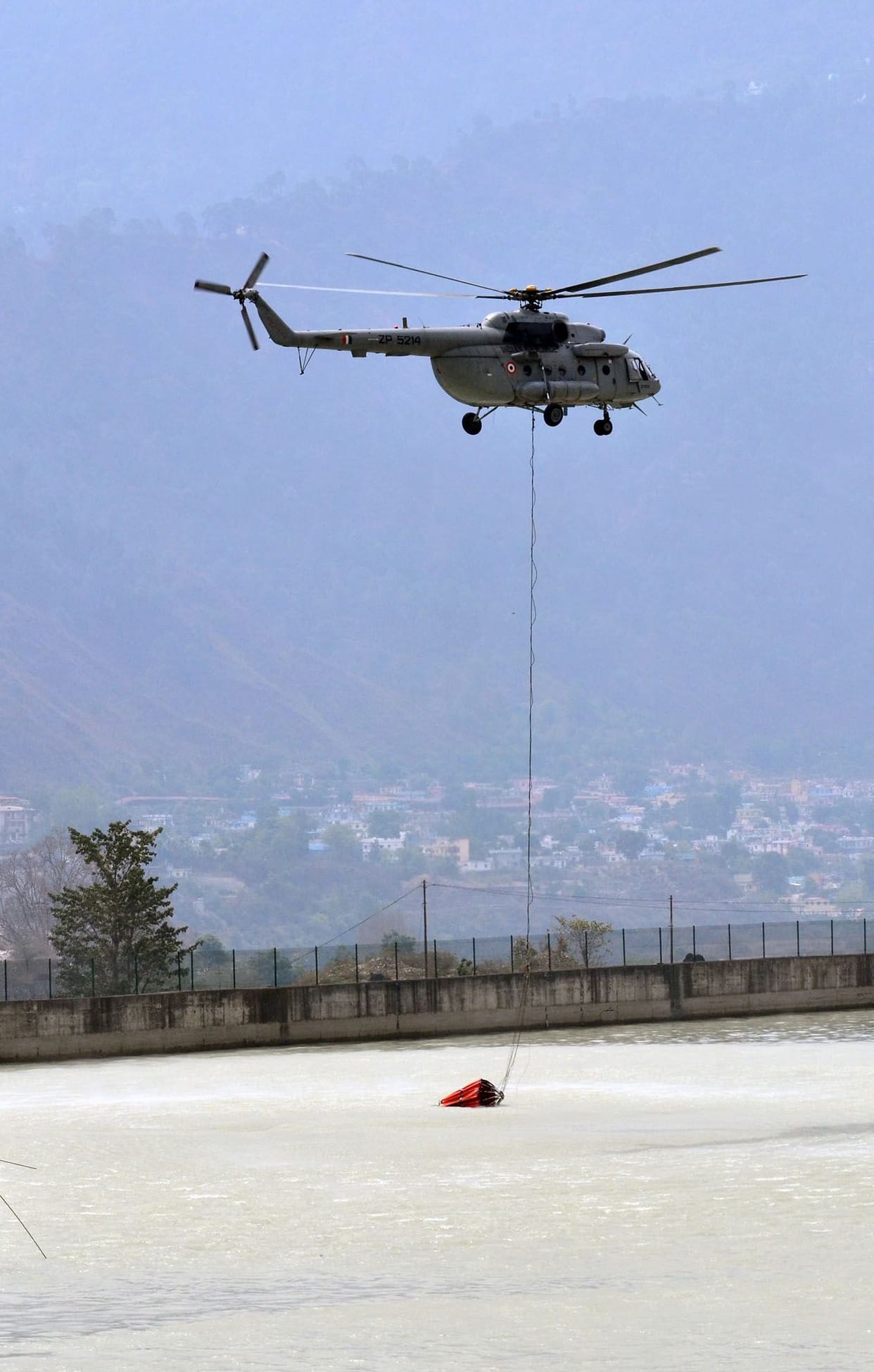 Mi-17 engaged in extinguishing forest fires
