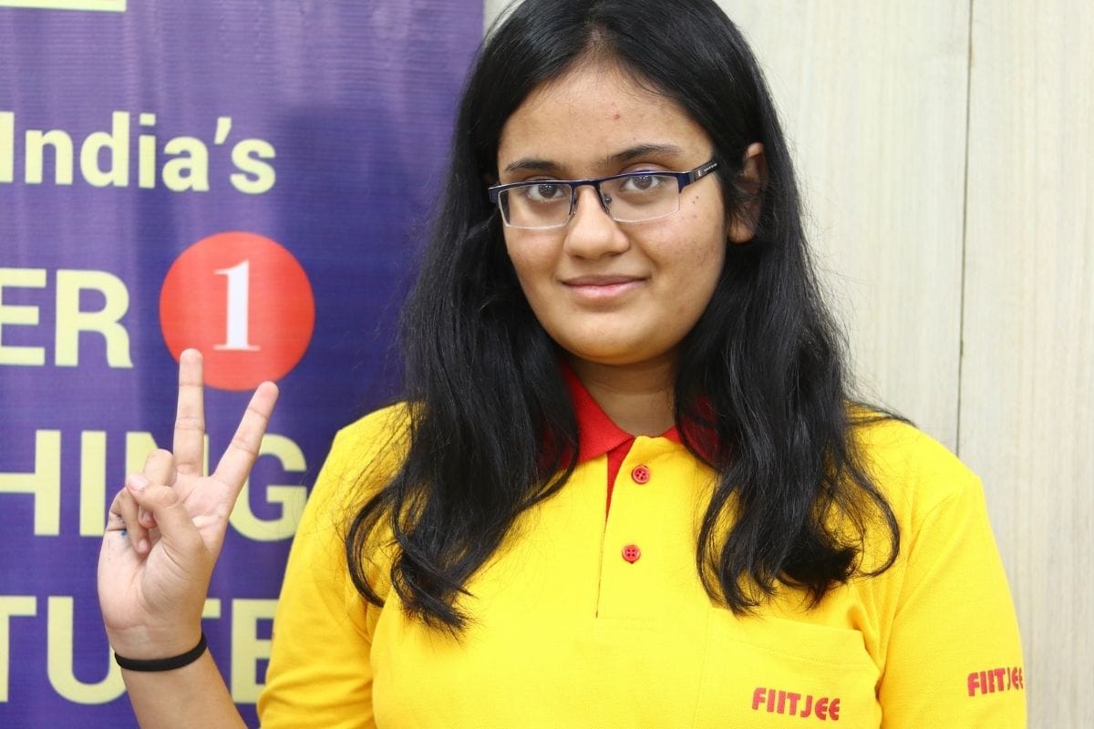 JEE Main Exam 2021 : FIITJEE Students score 300/300, know what topper Kavya Chopra said about it