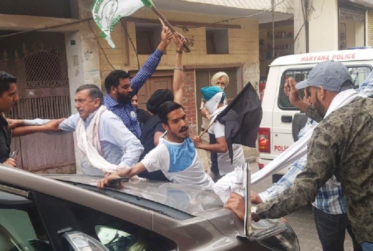 Farmers break glass of BJP MP Nayab Singh Saini Car at Kurukshetra of Haryana