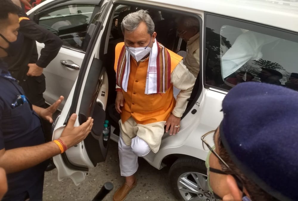 Uttarakhand CM Tirath Singh Rawat Traveling from Innova leaving bullet proof Fortuner