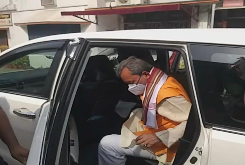 Uttarakhand CM Tirath Singh Rawat Traveling from Innova leaving bullet proof Fortuner